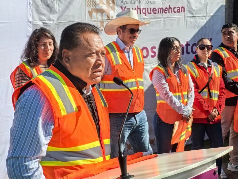 Banderazo de inicio a la construcción de adoquín en Calle Verónica Rascón en Atlihuetzia
